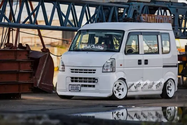 Lowered custom Suzuki Every DA64V with white wheels